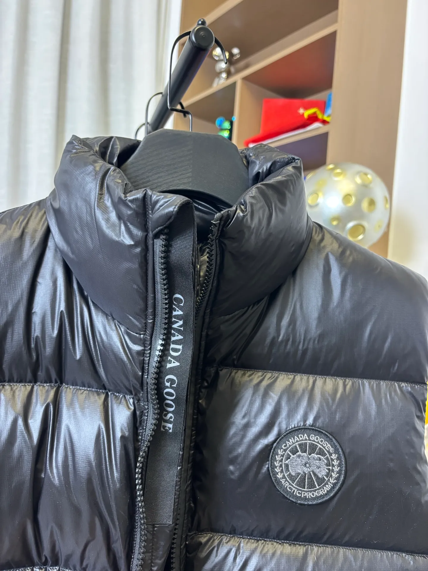 P570 Style number: DC194# [Canada Goose] Big Goose🦢National Standard 90 White Duck Down Puff Down Vest Canada Goose official website model 1:1:1 customized New national standard down cotton has better thermal insulation performance, is light and not heavy, and has good loft recovery after compression! Filled with 90% white duck down, it is the legendary warmest down jacket and is known as a must-have for Arctic outdoor sports! Waterproof, diamond-resistant and fade-resistant 24-count calendered woolen surface (waterproof level is consistent with the level of ball-bearing raincoats). Canada Goose has always been recognized as the warmest down jacket and the most popular down jacket in the world. Major celebrities are rushing to buy it, and it is a must-have! Five sizes complete!  Color: Black Rose Size: XS-S-M-L-XL [Picture 9️⃣Size Chart]